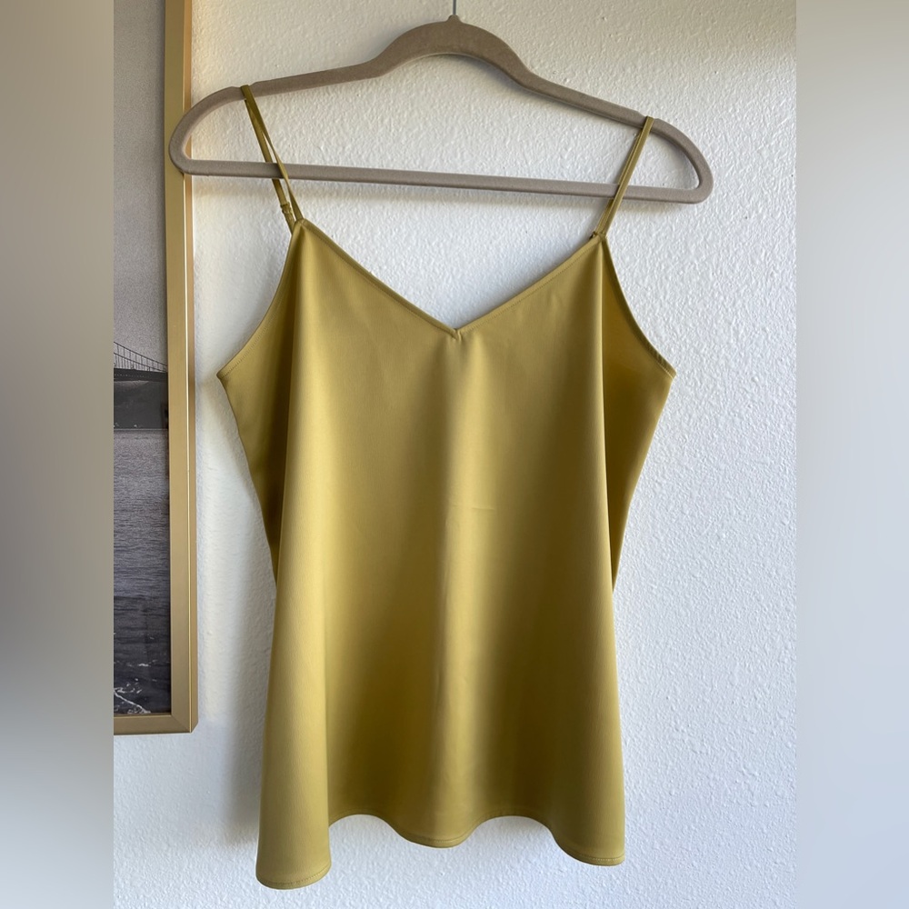✅SOLD✅ NWT UNIQLO SATIN TOP